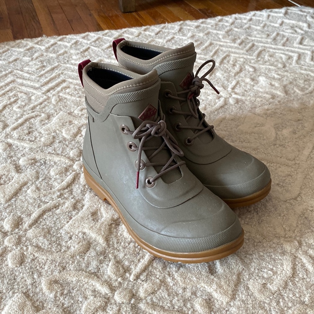 Womens size 6 Muck boots. like new!
